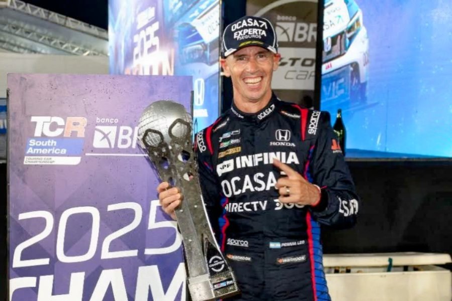 Leonel Pernía muestra con orgullo el trofeo conseguido en Brasil.