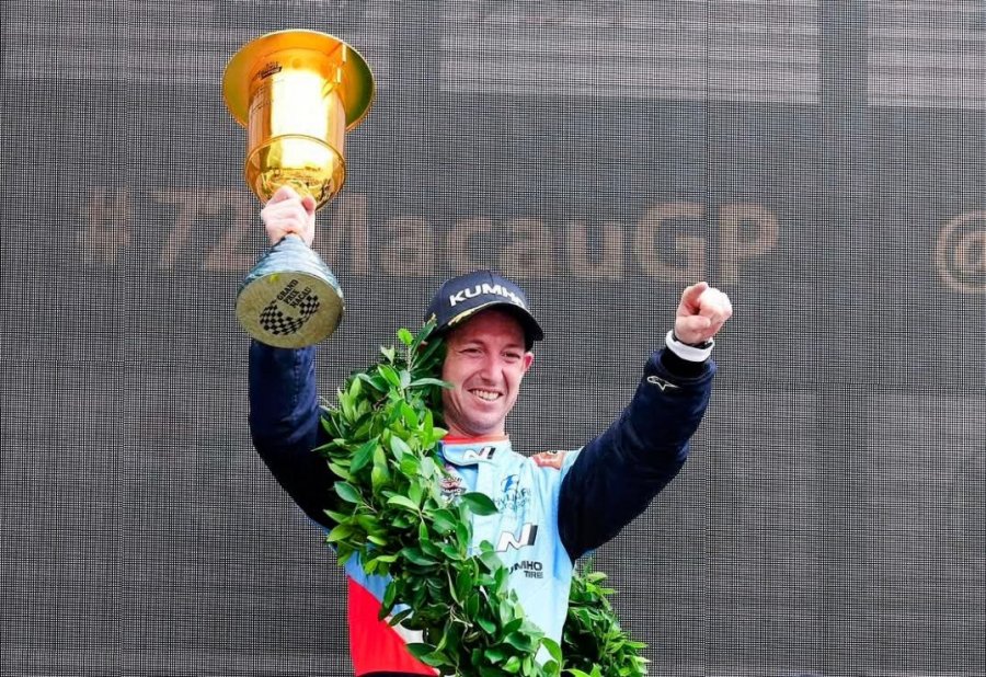 Néstor Girolami con el trofeo en alto en el trazado urbano de Macao.