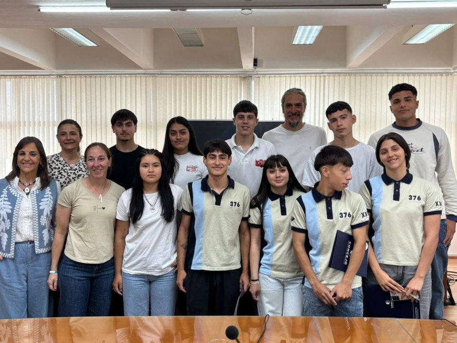 Estudiantes secundarios de la Escuela N&deg; 429 &ldquo;Mario Vecchioli&rdquo; que participaron de la &uacute;ltima sesi&oacute;n de Concejo Joven de la edici&oacute;n 2025 junto a Mart&iacute;n Racca.