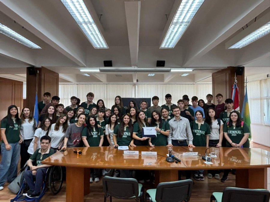 El concejal Augusto Rolando junto a los estudiantes de la Escuela Luisa Raimondi de Barreiro. (FOTO PRENSA CONCEJO)