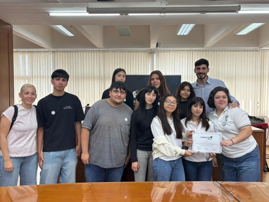 Los alumnos se llevan la foto y un diploma como recuerdo de su participaci&oacute;n en el programa Concejo Joven. (FOTO PRENSA CONCEJO)