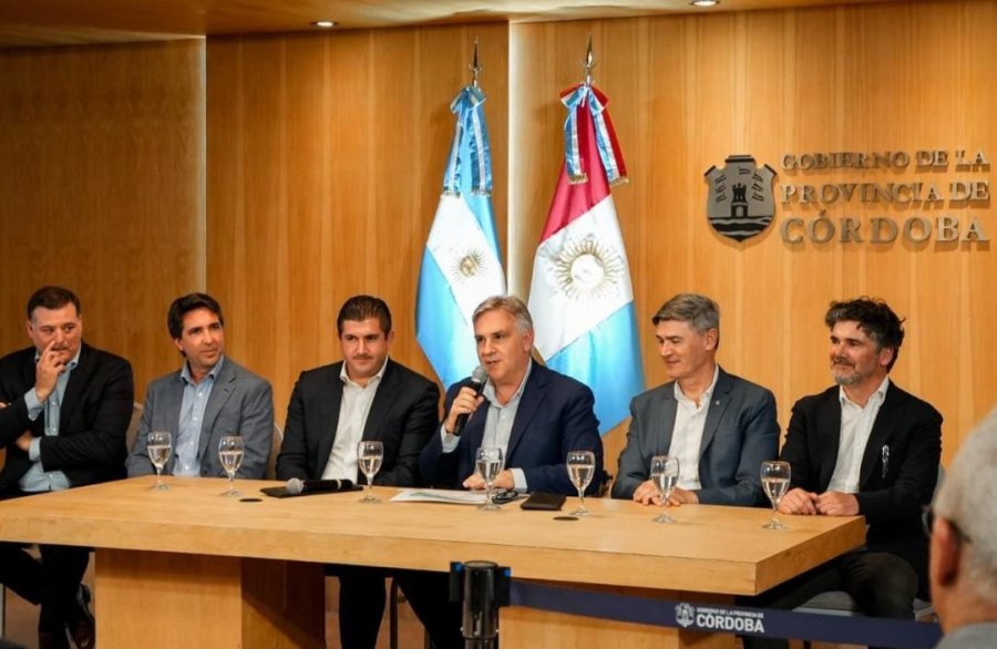 El gobernador Martín LLaryora junto a funcionarios de su gobierno y representantes de Aeropuertos Argentina.
