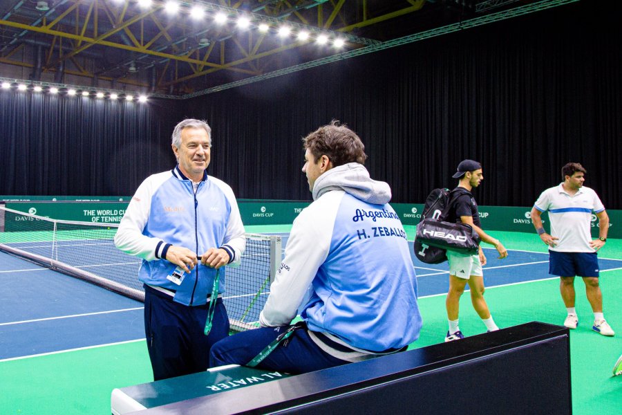 El capitán, Javier Frana, junto al doblista Horacio Zeballos durante una de las prácticas esta semana en Bolonia.