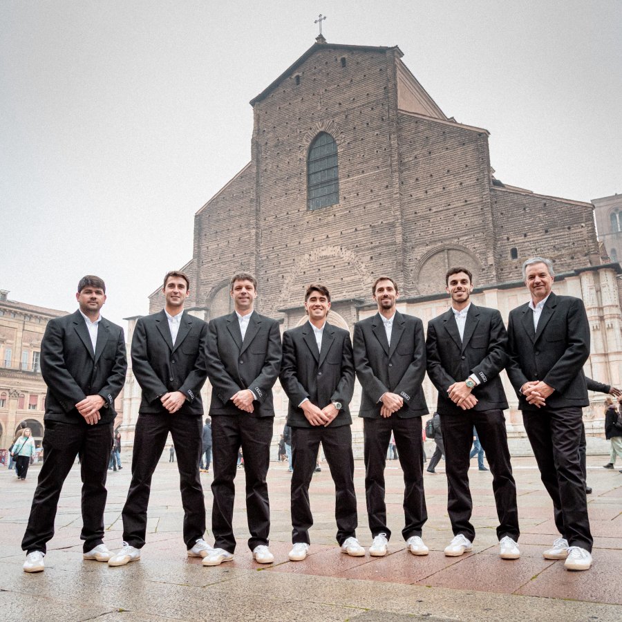 Los integrantes de la Selecci&oacute;n argentina de Copa Davis junto al capit&aacute;n, Javier Frana, en el centro de Bolonia. (FOTO AAT)