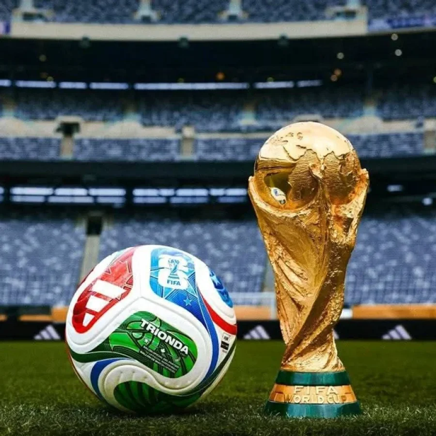 La Copa del Mundo y la pelota del Mundial 2026.