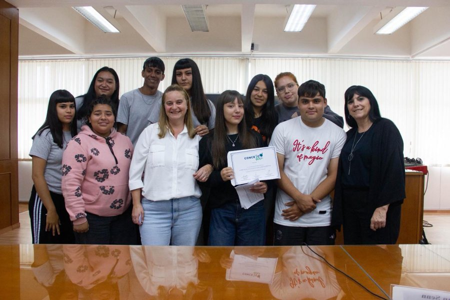 La concejal Alejandra Sagardoy junto a los estudiantes y docentes de la Escuela Luis Spinetta. (FOTO PRENSA CONCEJO)