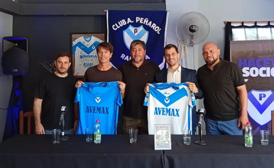 EN VILLA ROSAS. Ariel Garcé junto a Leonardo Viotti, Hugo Morel y Alejandro Báez, presidente de Peñarol, y Damián, uno de los organizadores del torneo.