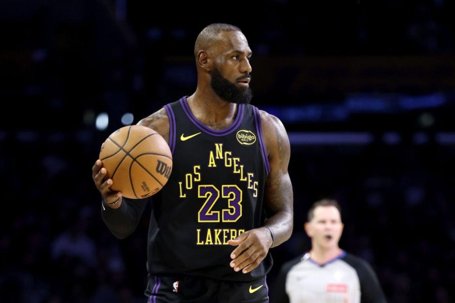 LEBRON.  Marca histórica al jugar 23 temporadas.