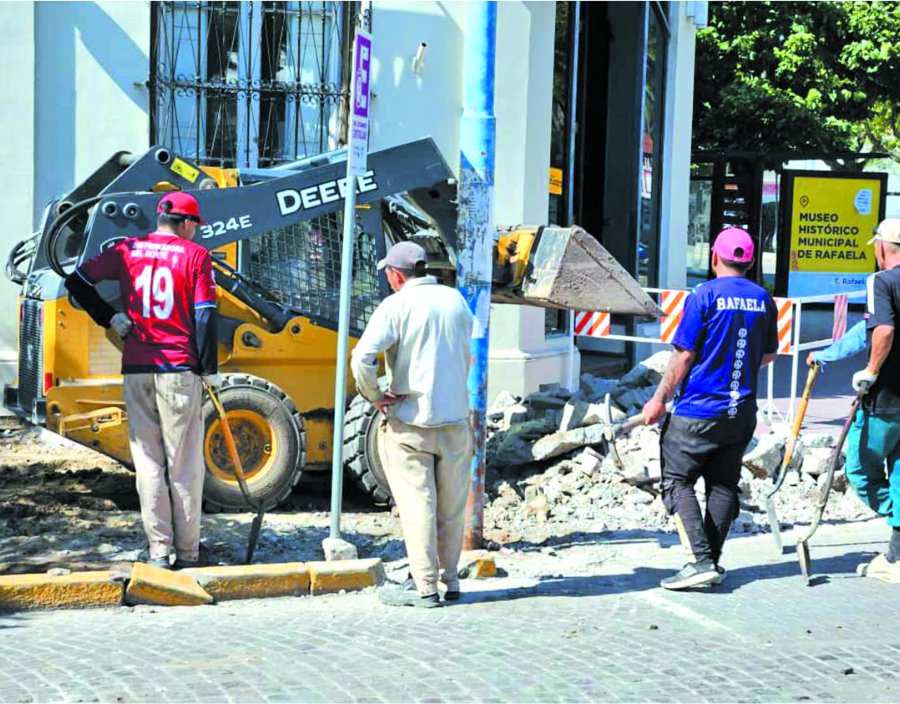 EN MARCHA. Personal de la cooperativa pusieron manos a la obra.