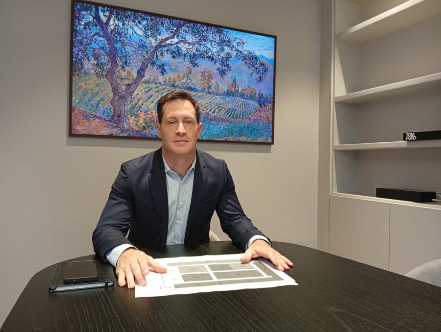 LUZ VERDE. En su despacho de Rafaela Alimentos, Juan Lagrutta dio detalles sobre el avance del proyecto del nuevo parque industrial de Rafaela.