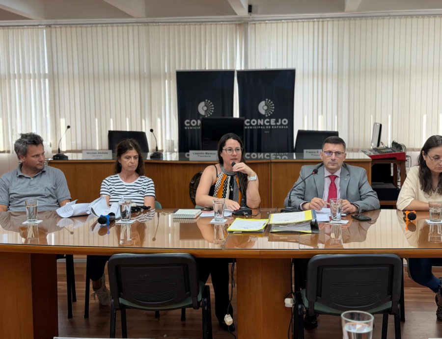 INFORME. Funcionarias del Ejecutivo durante la reunión en el Concejo.