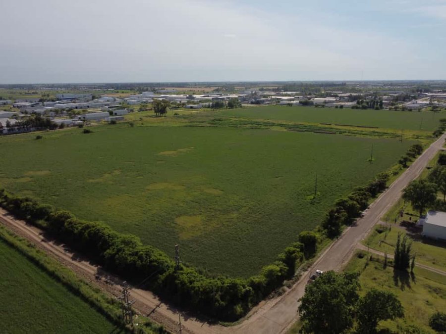 Dos im&aacute;genes a&eacute;reas del predio que se destinar&aacute; a conformar un nuevo Parque Industrial en Rafaela. (FOTO PIF)