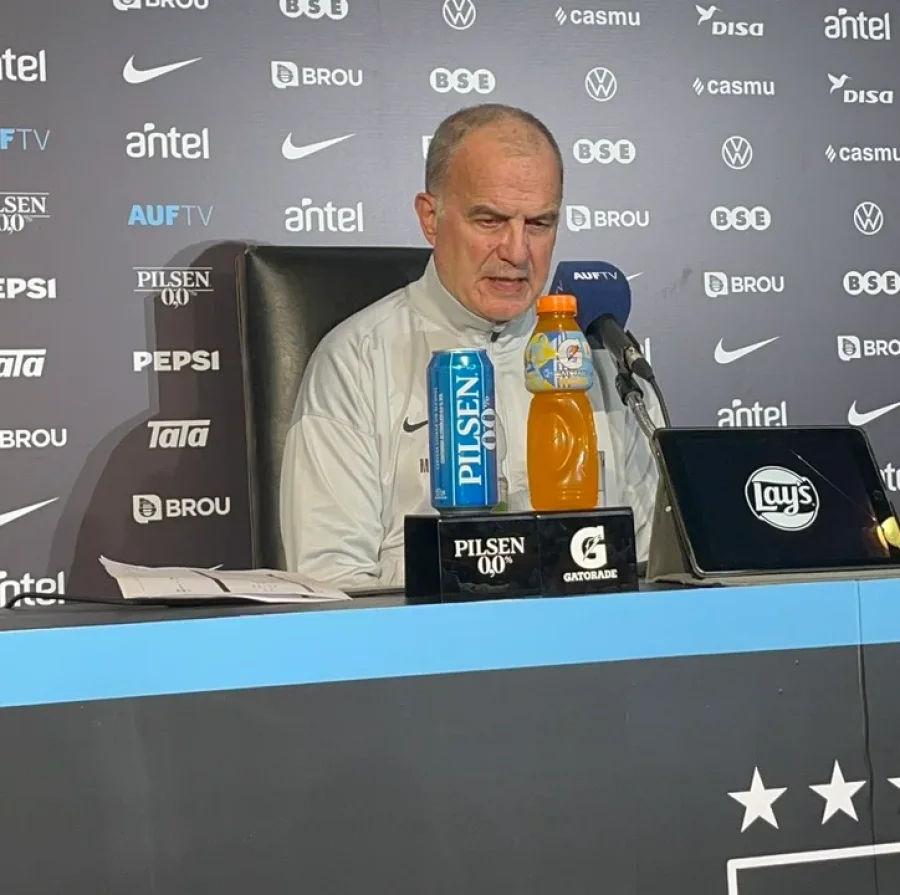Marcelo Bielsa en la conferencia en la que afirmó que continuará como DT de la Selección de Uruguay.