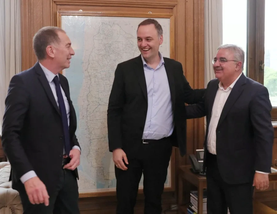 Manuel Adorni con Diego Santilli y Raúl Jalil.