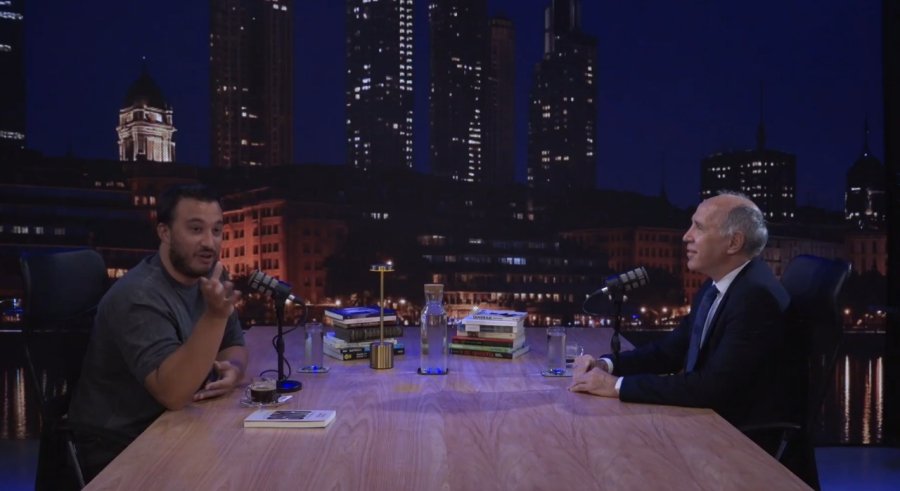 El abogado, periodista y streamer Tom&aacute;s Rebord durante la entrevista con el ministro de la Corte Suprema, Ricardo Lorenzetti. (CAPTURA VIDEO YOUTUBE)