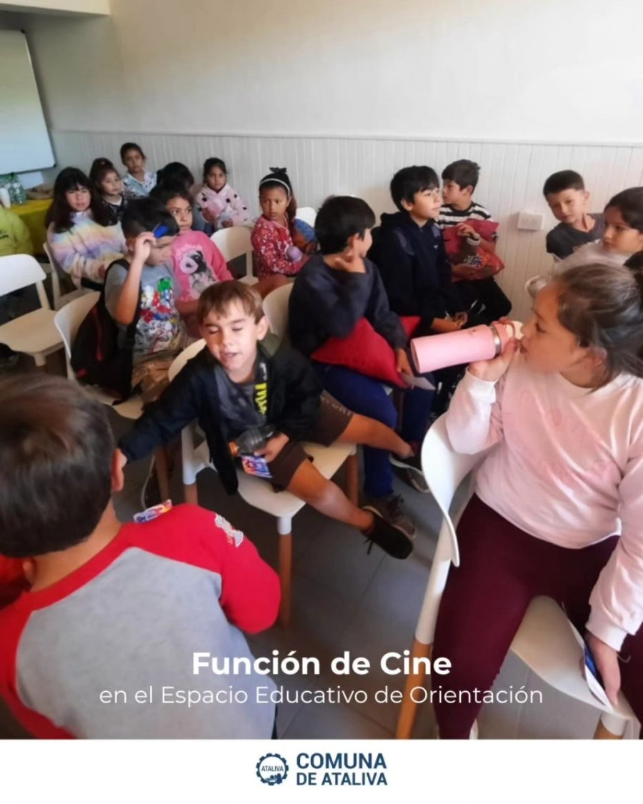 Un grupo de niños durante la función.