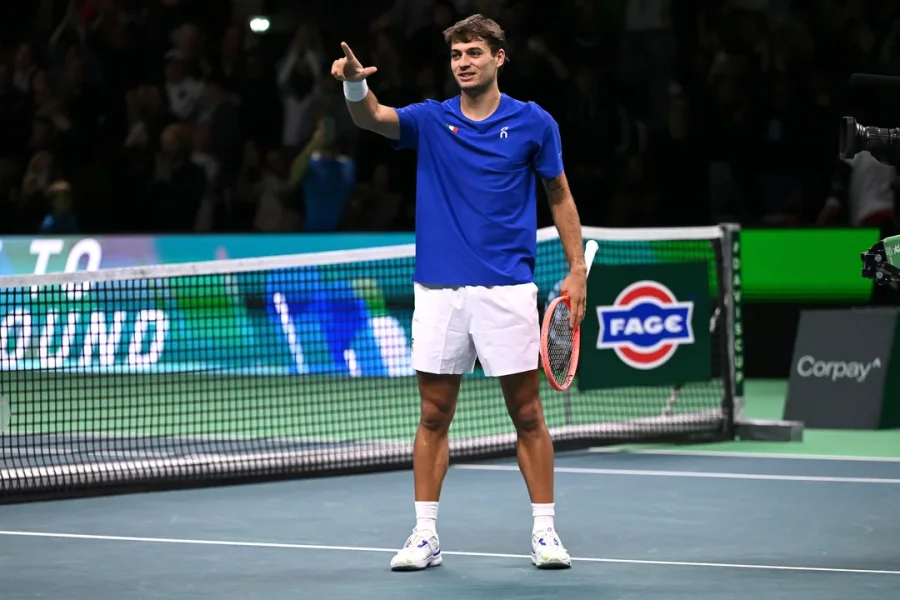 Flavio Cobolli festeja el triunfo en la Copa Davis.