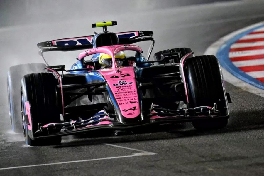 Franco Colapinto girando bajo la lluvia en el circuito urbano de Las Vegas.
