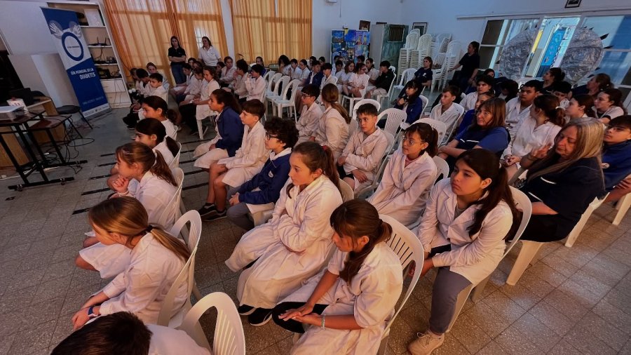 Los escolares durante la actividad.