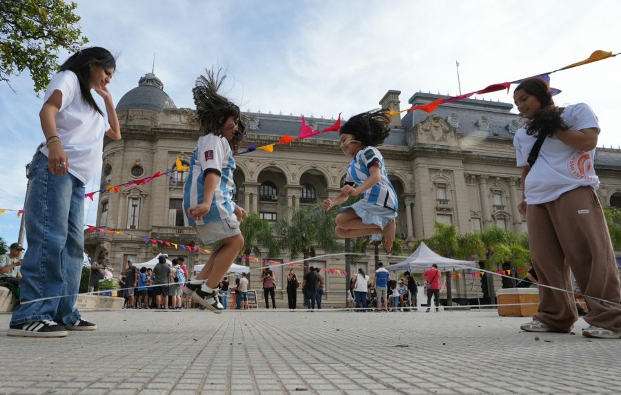 Durante la tarde del s&aacute;bado hubo juegos, danzas folcl&oacute;ricas, feria de emprendedores y visitas guiadas a la Casa de Gobierno. (SCS)