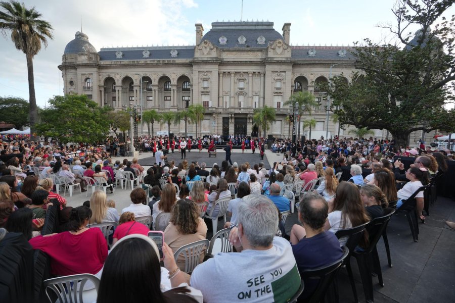 El acto central para honrar la figura del Brigadier Estanislao L&oacute;pez se realiz&oacute; en la plaza 25 de Mayo de la ciudad de Santa Fe, frente a la Casa Gris. (SCS)