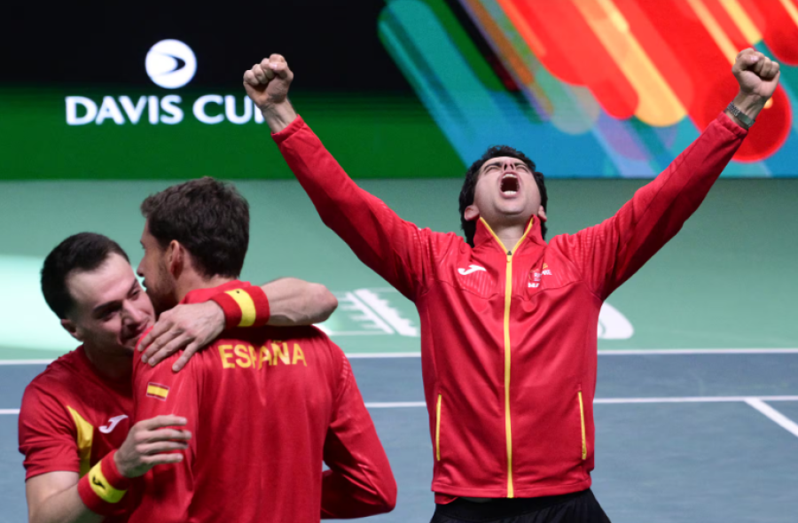 Los españoles celebran el pasaje a la final