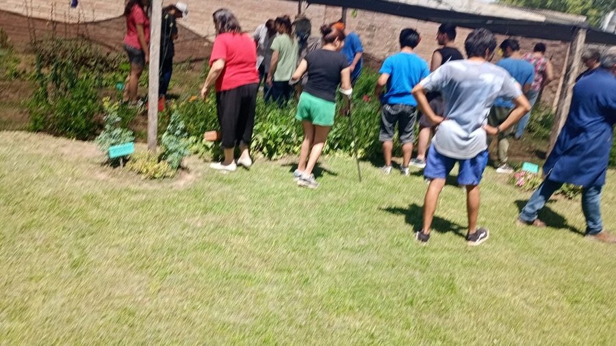 Huerteros y visitantes durante la recorrida.