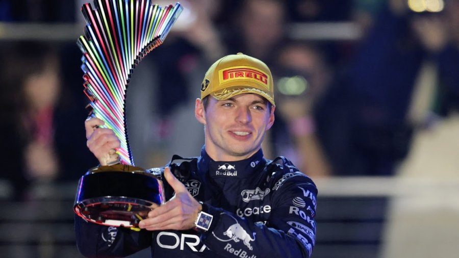 Max Verstappen con el trofeo en el podio de Las Vegas.