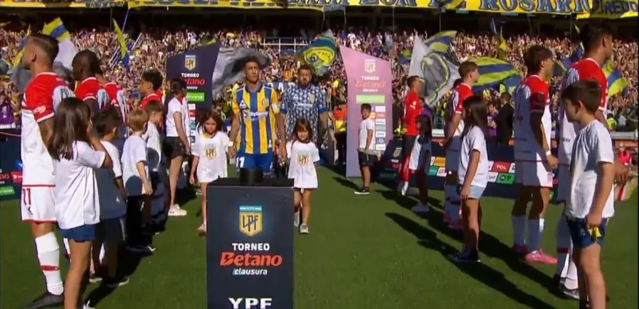 Los jugadores de Estudiantes de La Plata le dan la espalda a los de Rosario Central en repudio por el título que le inventó la AFA.