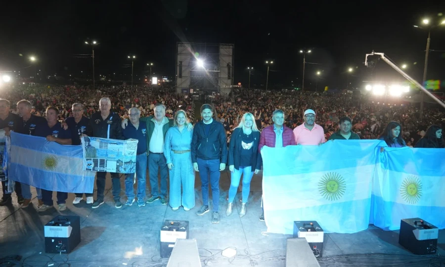 Las autoridades y a sus espaldas el multitudinario marco de público.