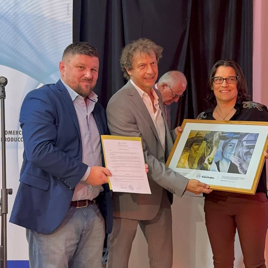 Pablo Pinotti, César Alemani y Eugenia Gamero durante la entrega.