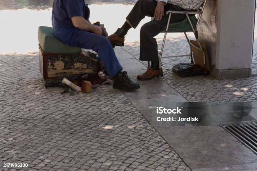 Tras la caída del empleo en la Salud pública el lustrado fue su fuente de ingresos.