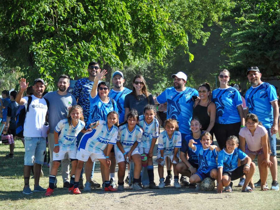 Los concejales del bloque PJ con uno de los equipos de Atlético en el Sueño Celeste femenino, en el predio del Autódromo.