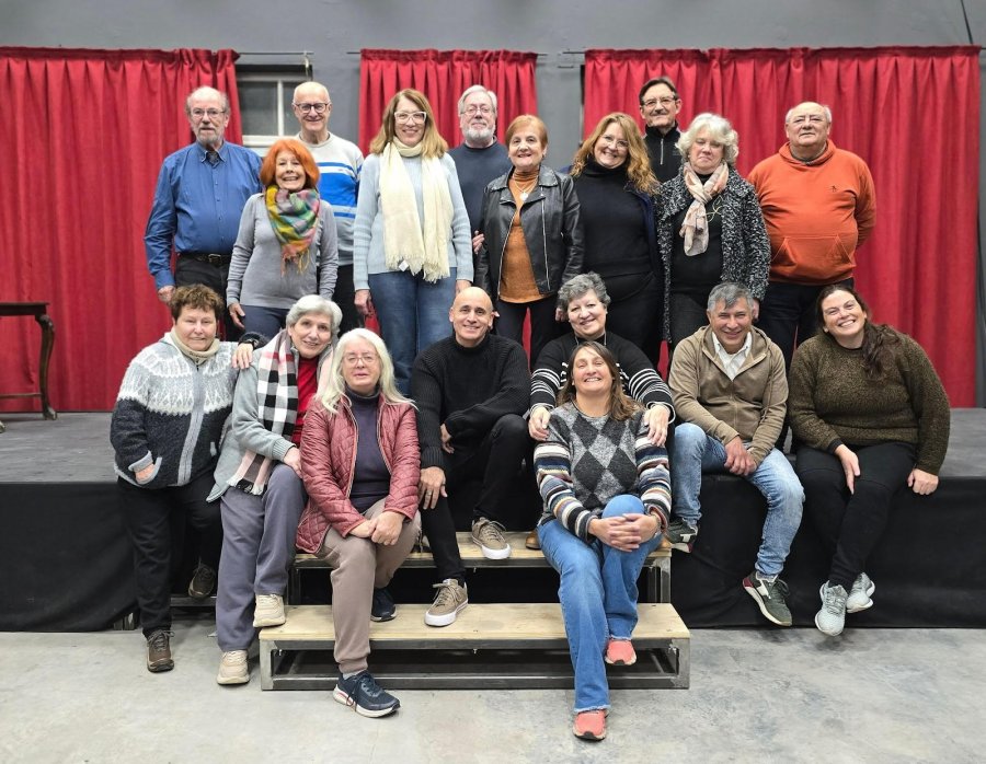 Los integrantes del coro organizador.