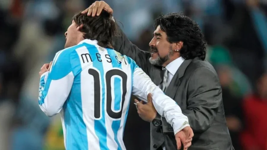 Diego Armando Maradona felicita a Lionel Messi en Sudáfrica 2010.
