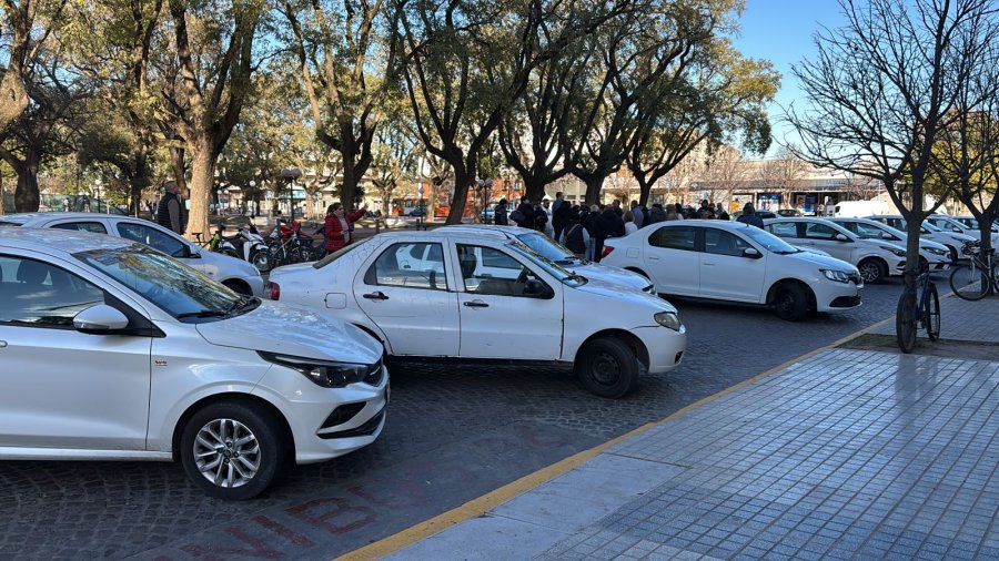 Los remiseros durante la movilización del 11 de agosto frente al Municipio; ya pasaron más de tres meses y por ahora no hay respuestas.