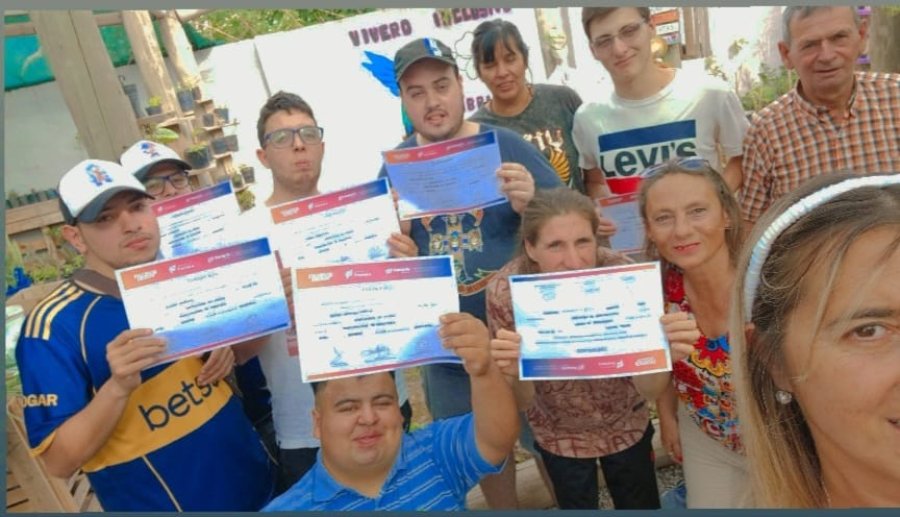 Un grupo de becados que recibió su certificado.