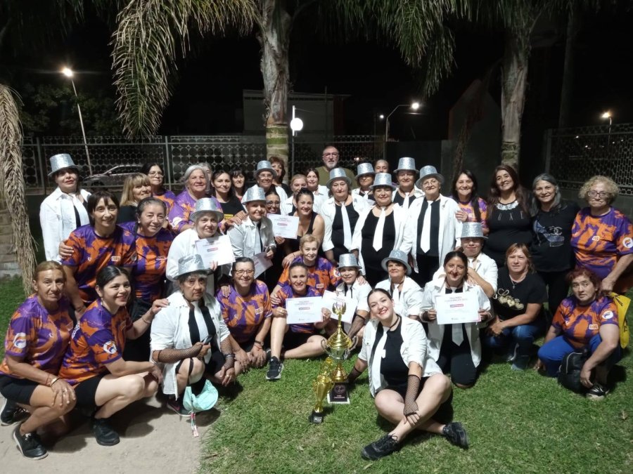 El intendente con uno de los grupos que concluyó sus actividades.