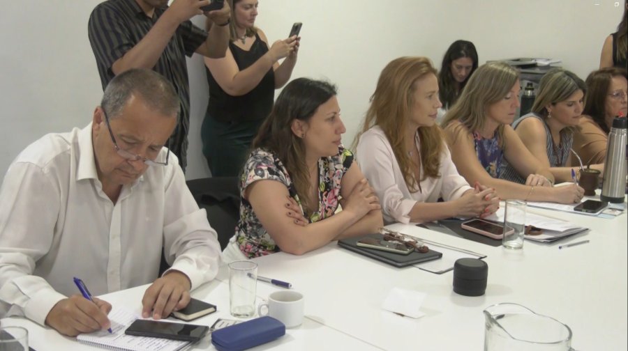 Los diputados que integran la Comisión de Salud durante la reunión de este miércoles con familiares víctimas del fentanilo contaminado.