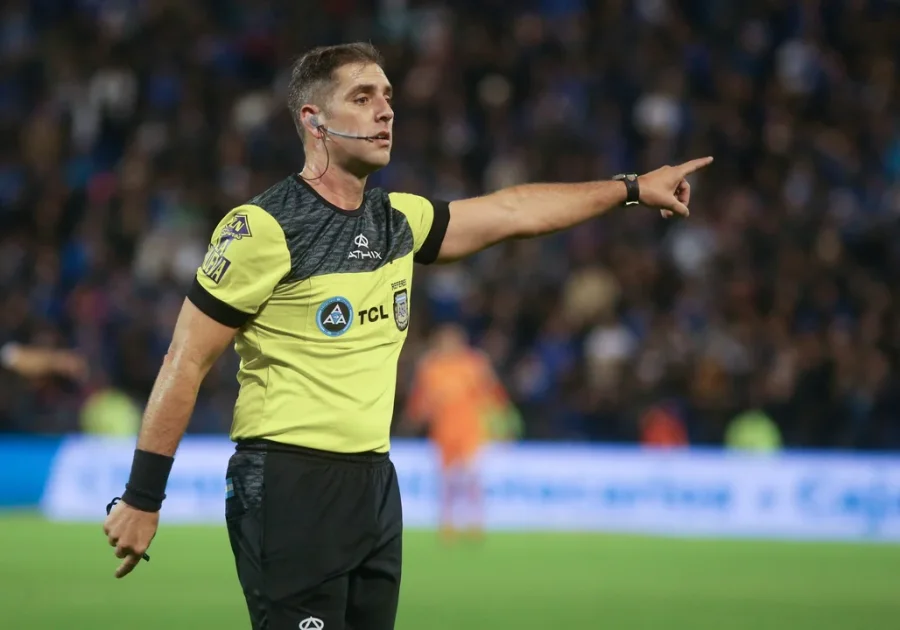 El árbitro Fernando Echenique.