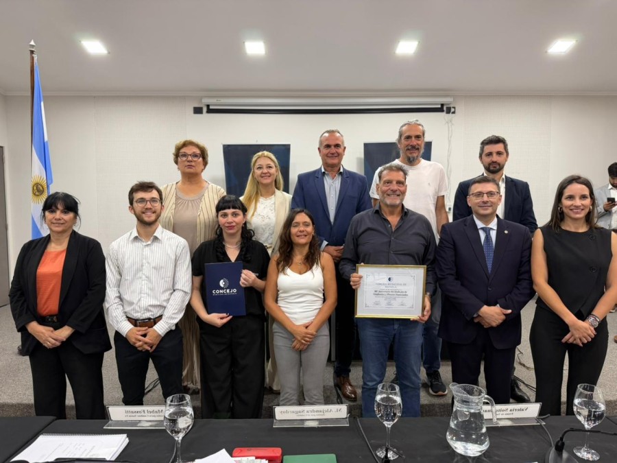 Los ediles hicieron entrega de la placa que certifica esta distinción a Dario Cocco, secretario general.