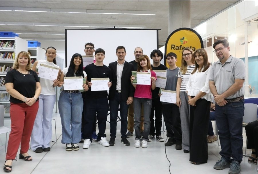 Viotti se reunió con los estudiantes que llevaron a cabo experiencias laborales en distintas áreas del Estado local.