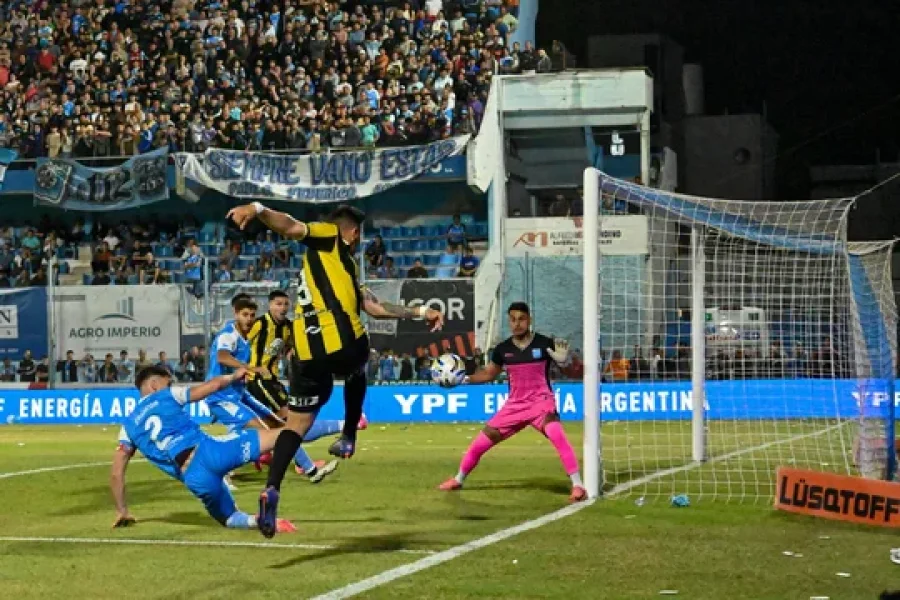 Estudiantes de Río Cuarto ganó la ida 2-0.