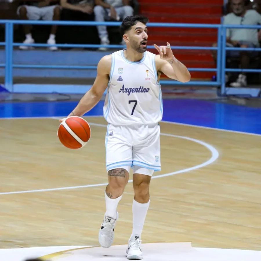 Facundo Campazzo controla la pelota, durante el triunfo argentino ante Cuba.