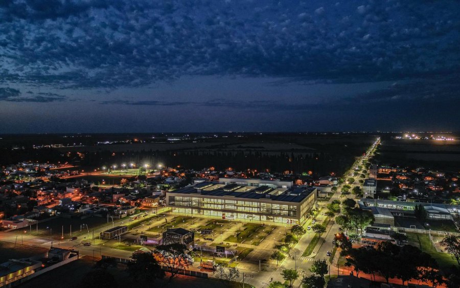 Una imagen del nuevo Hospital iluminado y de su entorno iluminado. (FOTO SCS)