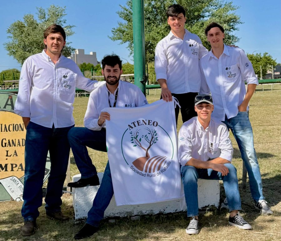 DELEGACIÓN RAFAELINA. Los jóvenes del Ateneo de esta ciudad durante su participación en el Congreso Nacional en Santa Rosa.