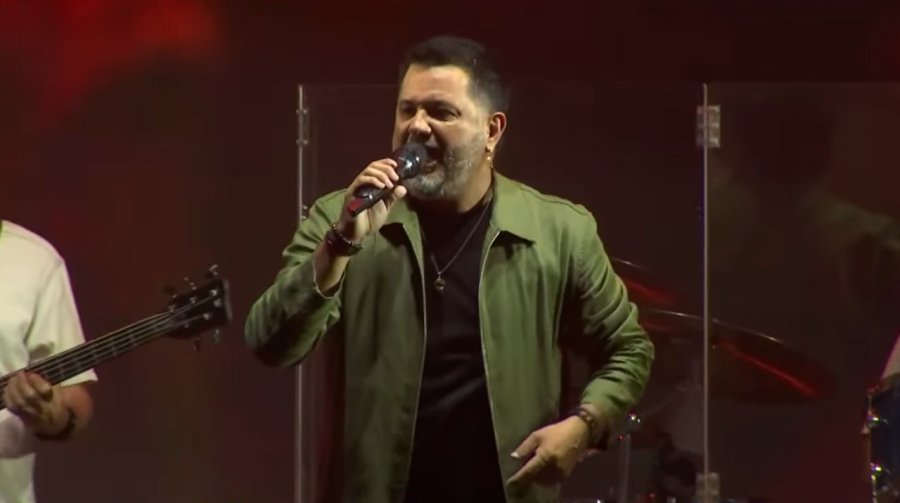 DISFRUTE. El artista se presentó frente a una multitud en las inmediaciones del Hospital.