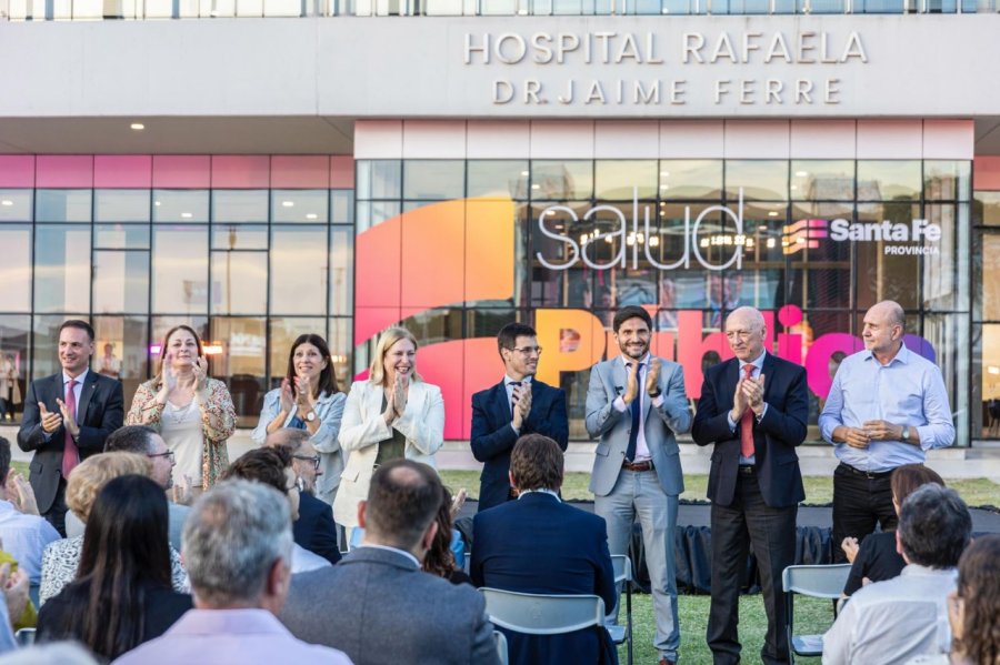RECONOCIMIENTO. El gobernador Pullaro junto al resto de las autoridades en uno de los momentos emotivos de la inauguración del nuevo Hospital.