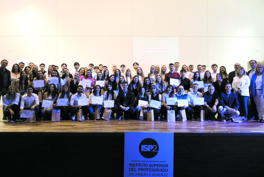 EN EL INSTITUTO. El intendente formó parte del acto de cierre académico 2025 del CUR.