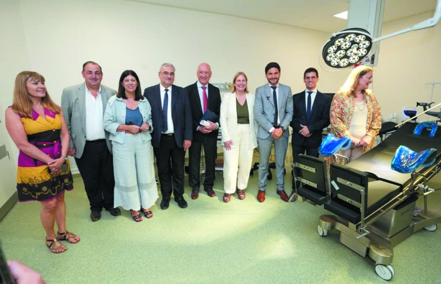 LOS PRIMEROS. Pullaro, Scaglia, Viotti, entre otros funcionarios, observaron cómo quedó, puertas adentro, el Nuevo Hospital.
